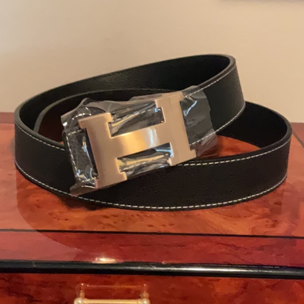 Classic polished gold H Initial Black faux Leather 45” Belt New